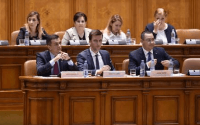 MOȚIUNEA de cenzură. Doar doi oameni stau lângă Grindeanu în banca rezervată Guvernului de la Parlament