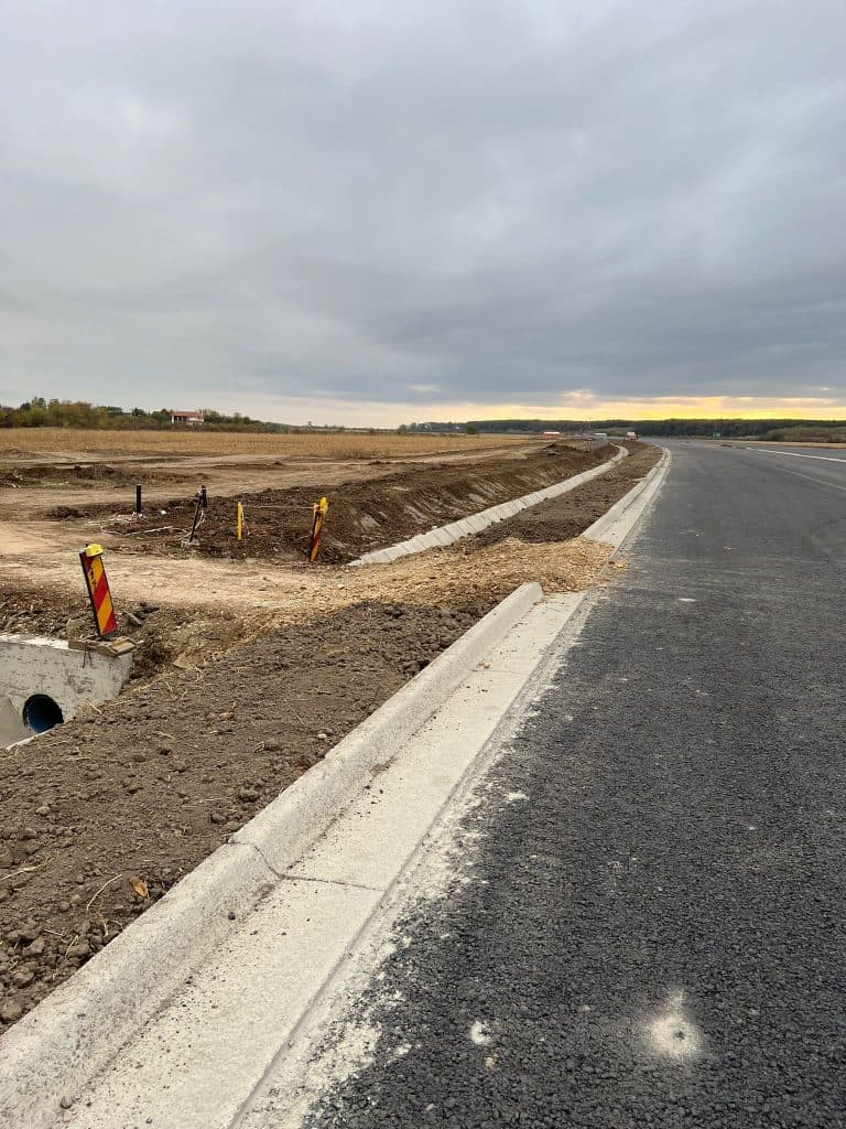 Ne putem ”mândri” cu singura autostradă din lume traversată de un drum de pământ