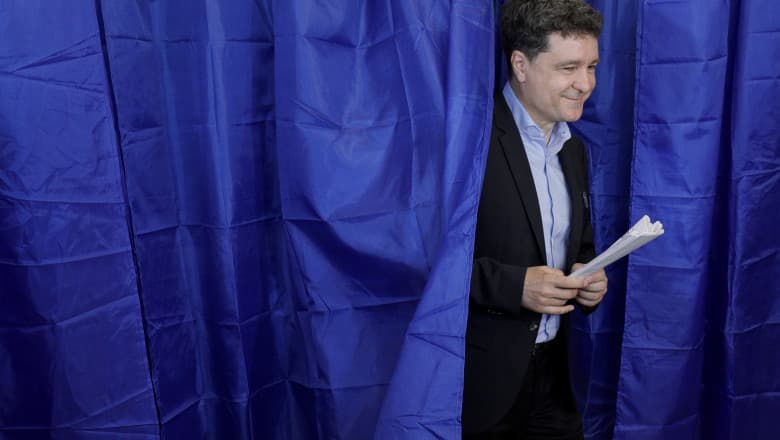 Nicuşor Dan, la secţia de votare alături de partenera sa: „Avem șansa unei schimbări reale în clasa politică”