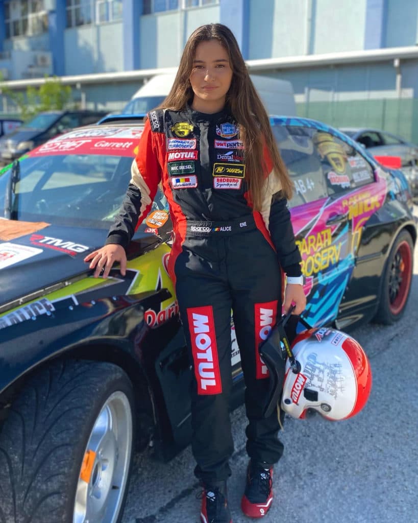 O adolescentă româncă a intrat în ”Cartea Recordurilor” făcând drifturi la 14 ani. Este senzația circuitului!