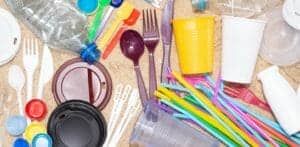 Guvernul adoptă azi ordonanța anti-plastic. Lista produselor ce nu se vor mai găsi pe rafturile magazinelor