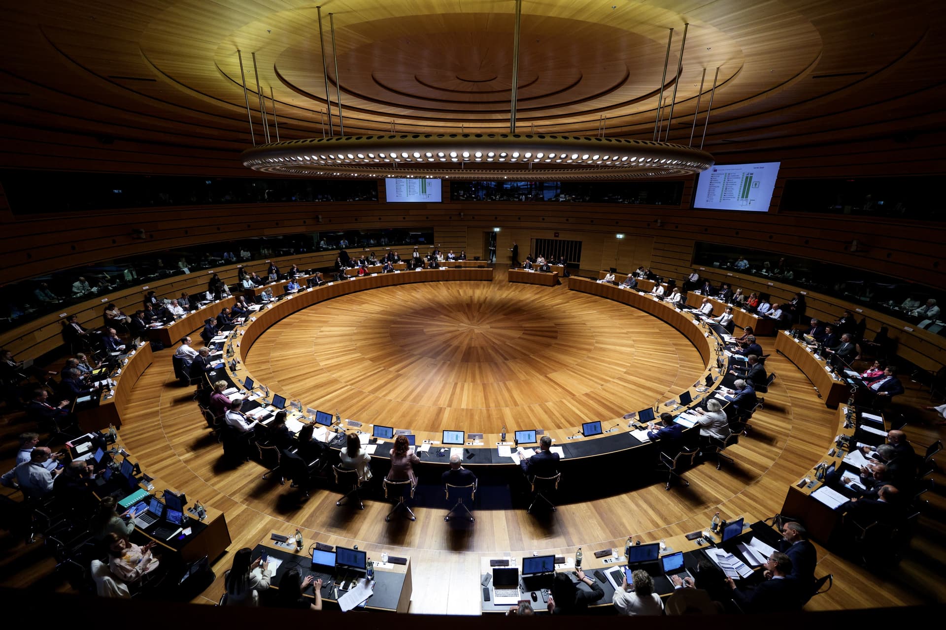 Organizații civice cer Consiliului Uniunii Europene să nu transforme simplificarea digitală în dereglementare