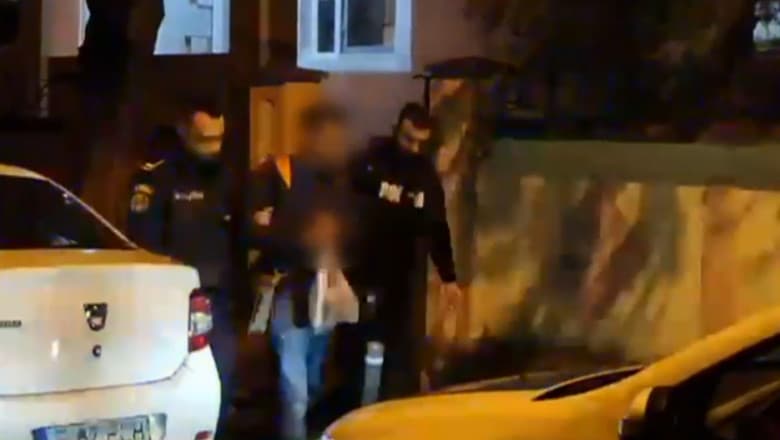 Prima reținere după mitingul pro-Georgescu. Bărbatul care a vandalizat mașina unor jurnaliști și-a petrecut noaptea în arest