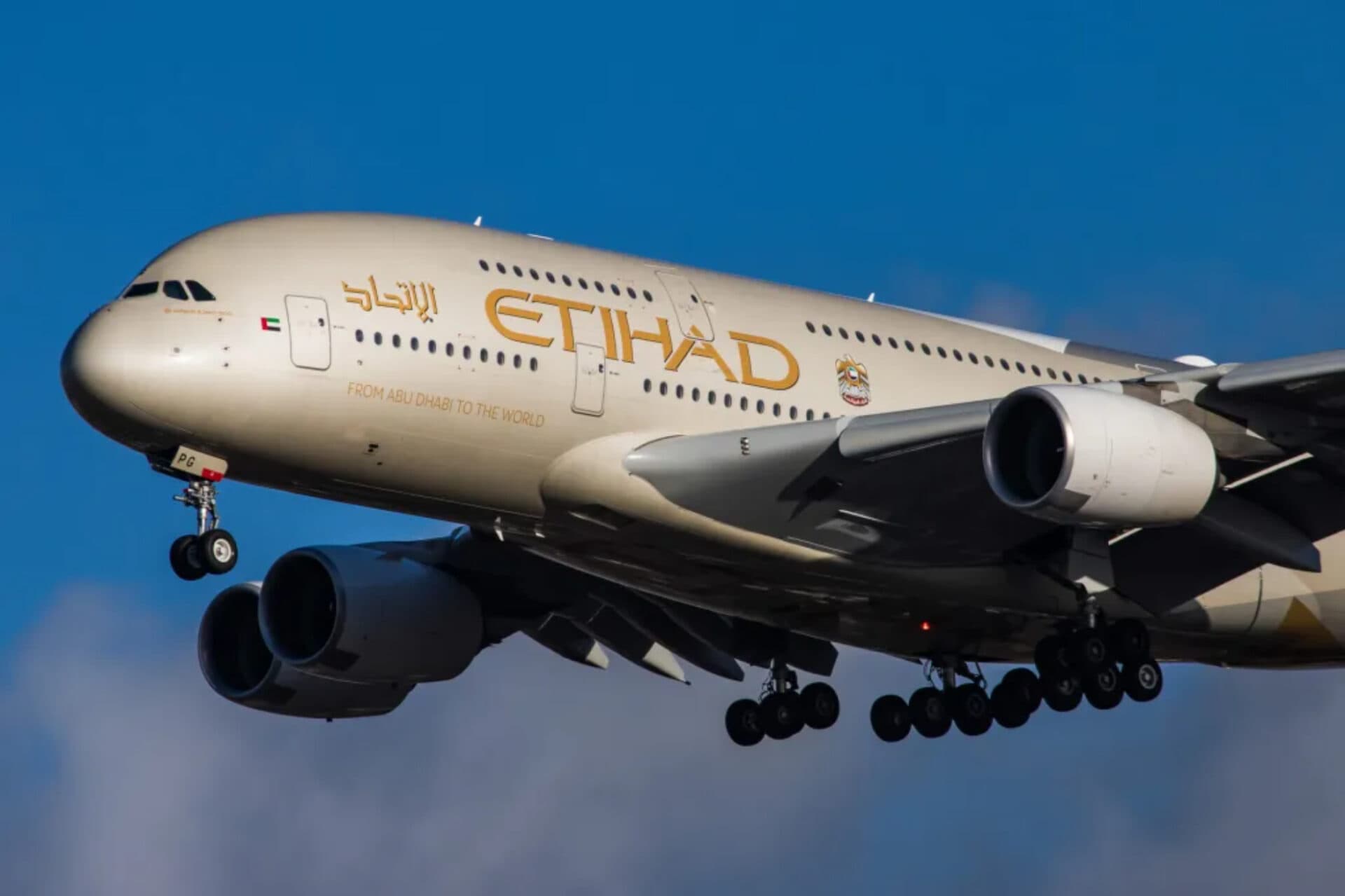 Primul avion cu pasageri a decolat din Emirate. Și Israelul a anunțat redeschiderea limitată a spațiului aerian