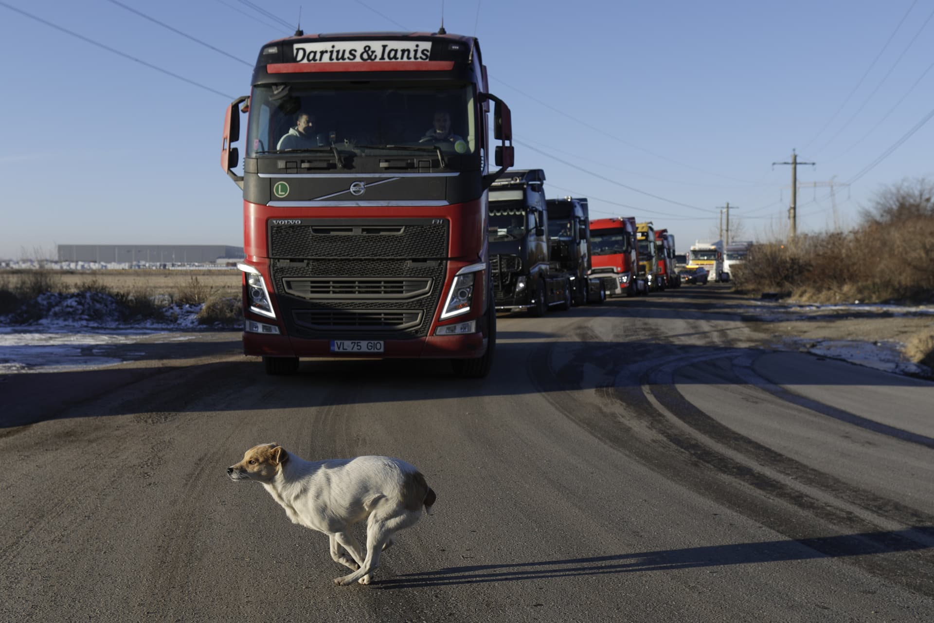 Protestul transportatorilor continuă. O delegaţie a acestora se află la Guvern