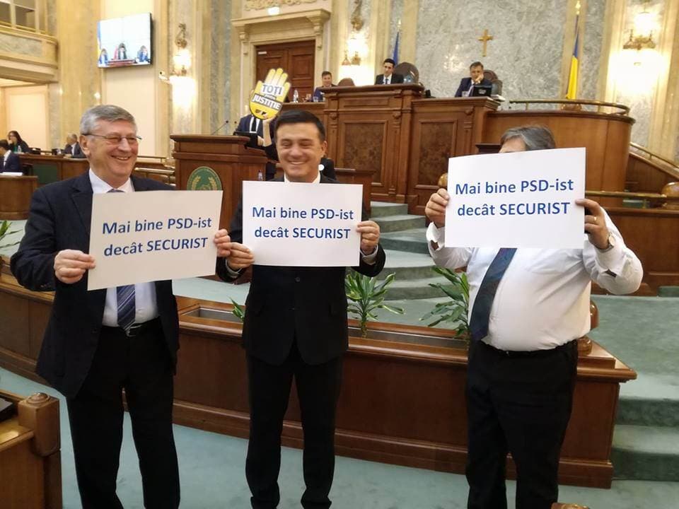 PSD contraatacă cu PANCARTE în plenul Senatului: Mai bine PSD-ist decât securist