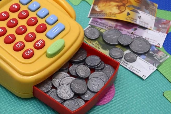 Psihologia banilor la copii. De la joacă la judecată economică