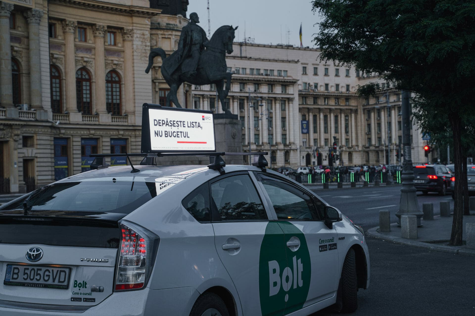 Revoluție pe piața publicității outdoor: YOOH aduce ecrane digitale pe mașinile de ride-sharing