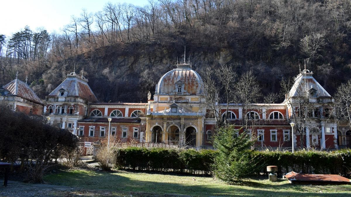 România recuperează 19 hoteluri şi băi termale din Băile Herculane. Decize în dosarul devalizării patrimoniului staţiunii