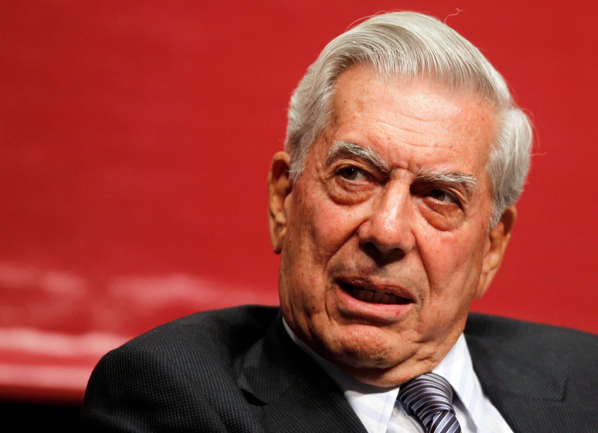 S-a stins o voce emblematică a literaturii latino-americane, Mario Vargas Llosa