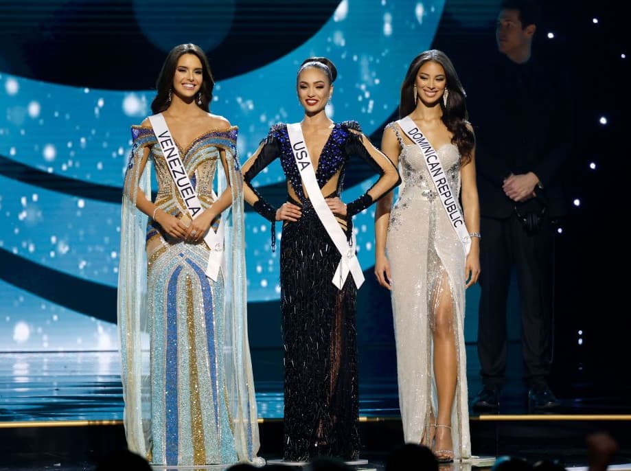 Scandal la Miss Universe 2023, unde o americancă a fost aleasă cea mai frumoasă femeie din lume. Este cea mai bătrână concurentă din istoria concursului iar originile sale sunt filipineze