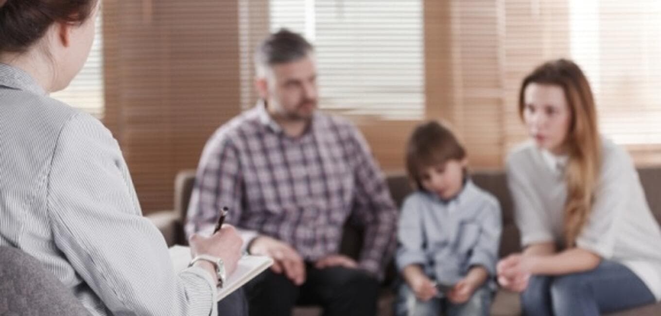 Se schimbă radical sistemul de asistență socială. Unii români pierd bani, alții câștigă