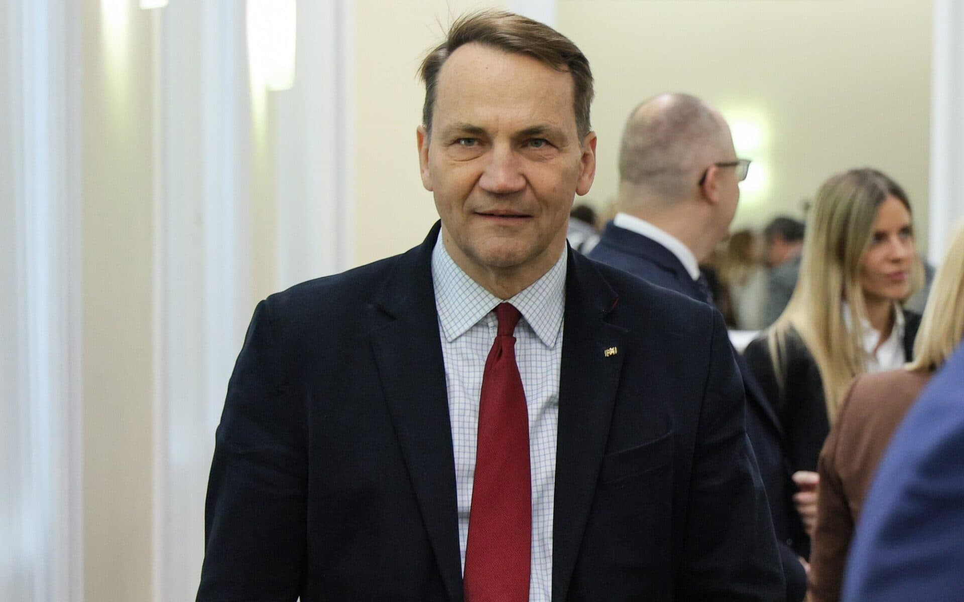 Sikorski speră că Trump va „înțelege” jocul rusesc după atacurile din Ucraina