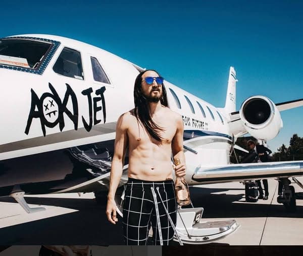 Aterizare de lux la București! Superstarul Steve Aoki vine vineri cu celebrul său jet privat de 20 milioane $!