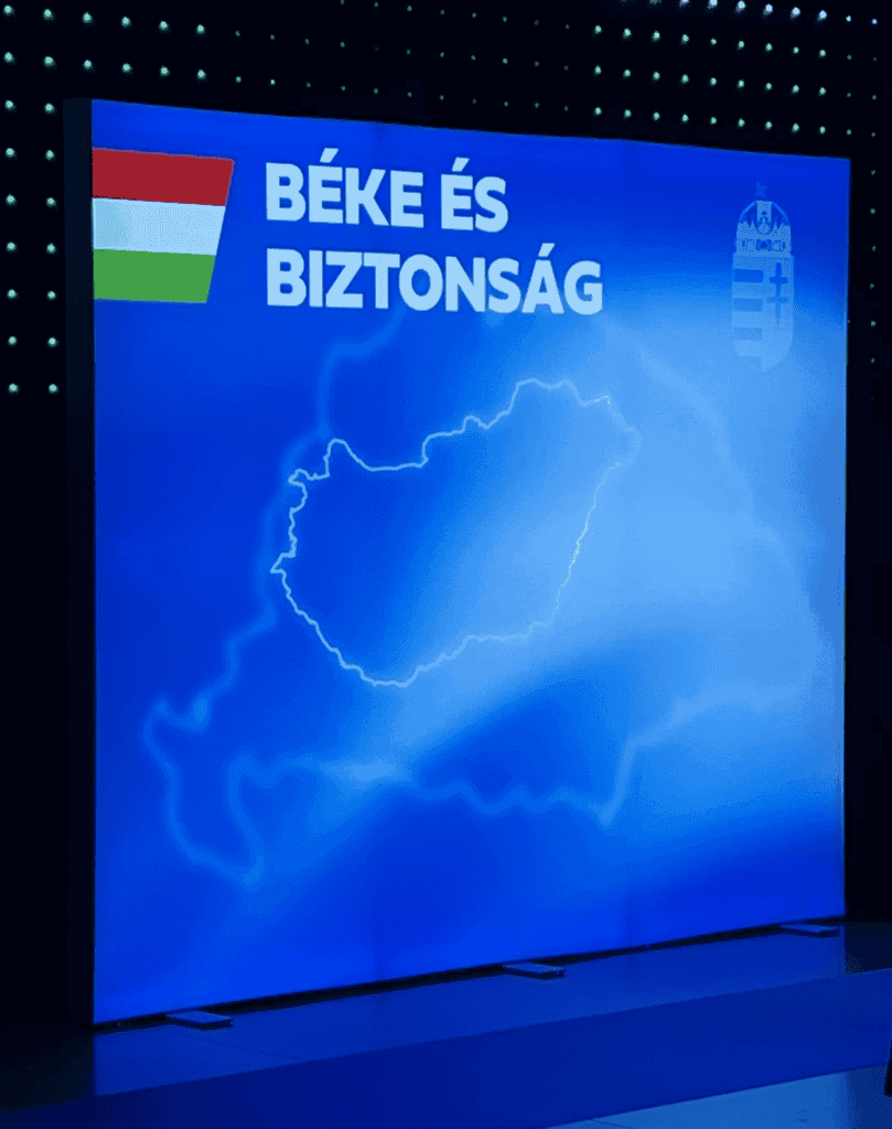 Szijjártó a vorbit despre încheierea războiului cât mai curând posibil în fața unei hărți a „Ungariei Mari”, care conține regiuni din Ucraina