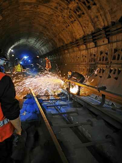 Trenurile de metrou circulă cu 5 km/h între Piaţa Romană şi Piaţa Victoriei, până în 3 septembrie