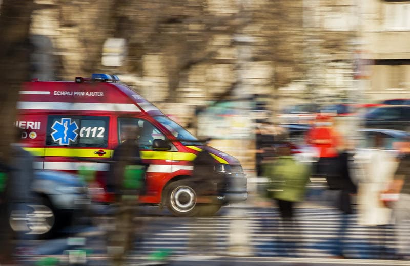 Un copil de 3 ani a căzut de la etajul 5 al unui bloc din Sibiu