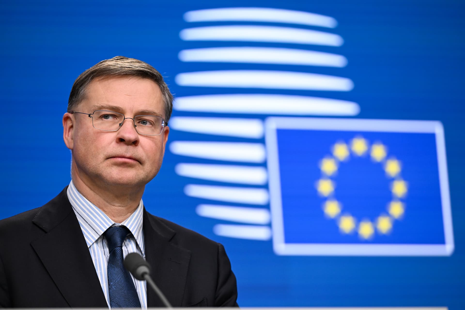 Valdis Dombrovskis susține că Eurogrupul vizează întărirea rolului internațional al euro