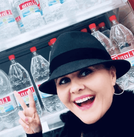 Vedetele noastre care fac bani și din apă chioară! Niculina Stoican își comercializează propria apă plată cu un CD cadou
