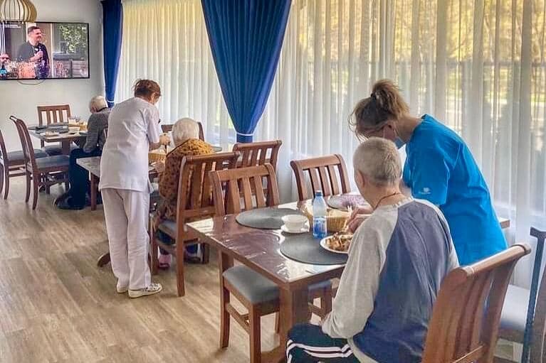 Cât plătește statul pentru un bătrân într-un azil privat. Suma este uriașă!