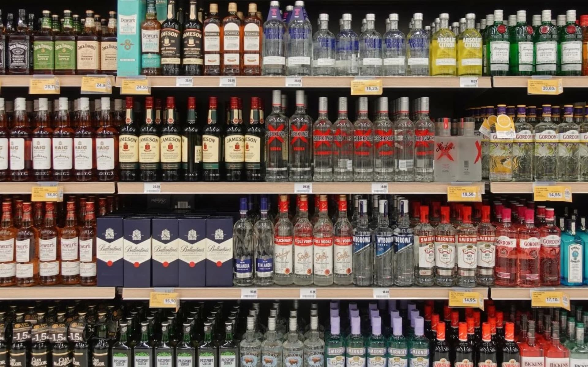 Statul a scumpit alcoolul, dar a încasat mai puțin! 8,3 milioane de sticle de alcool au dispărut din piața fiscalizată