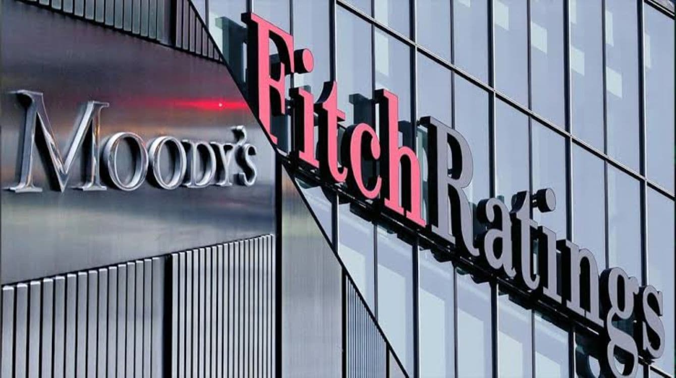 România riscă retrogradarea la „junk”: Fitch și Moody's evaluează ratingul de țară în perioada următoare
