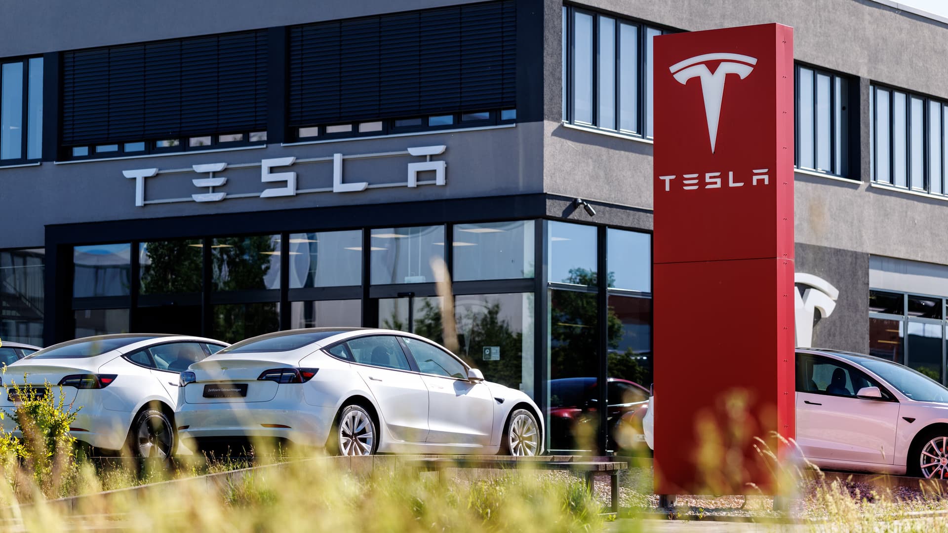 Tesla depășește Mercedes la vânzări, iar chinezii vin puternic pe turnantă
