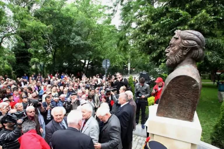Bustul lui Adrian Păunescu din București, în centrul unei controverse. Institutul Crimelor Comunismului cere retragerea lui
