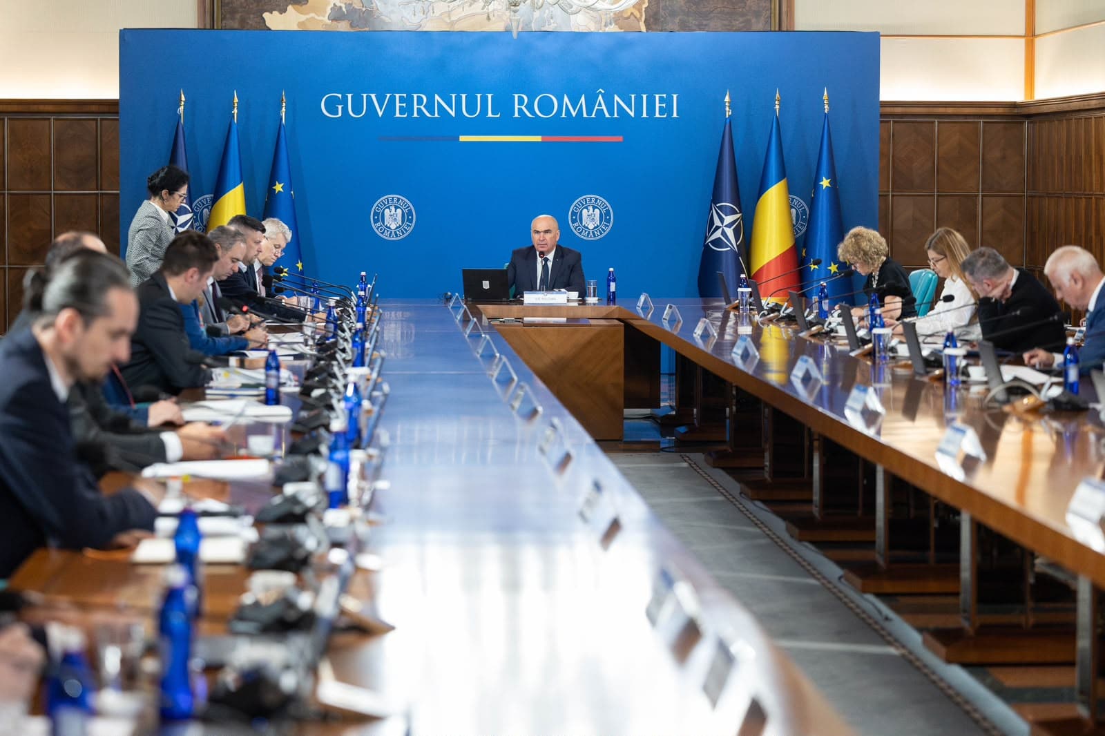 PSD atacă Guvernul Bolojan în instanță și la Parchet. Acuză Executivul demis că a adoptat hotărâri „neconstituționale”