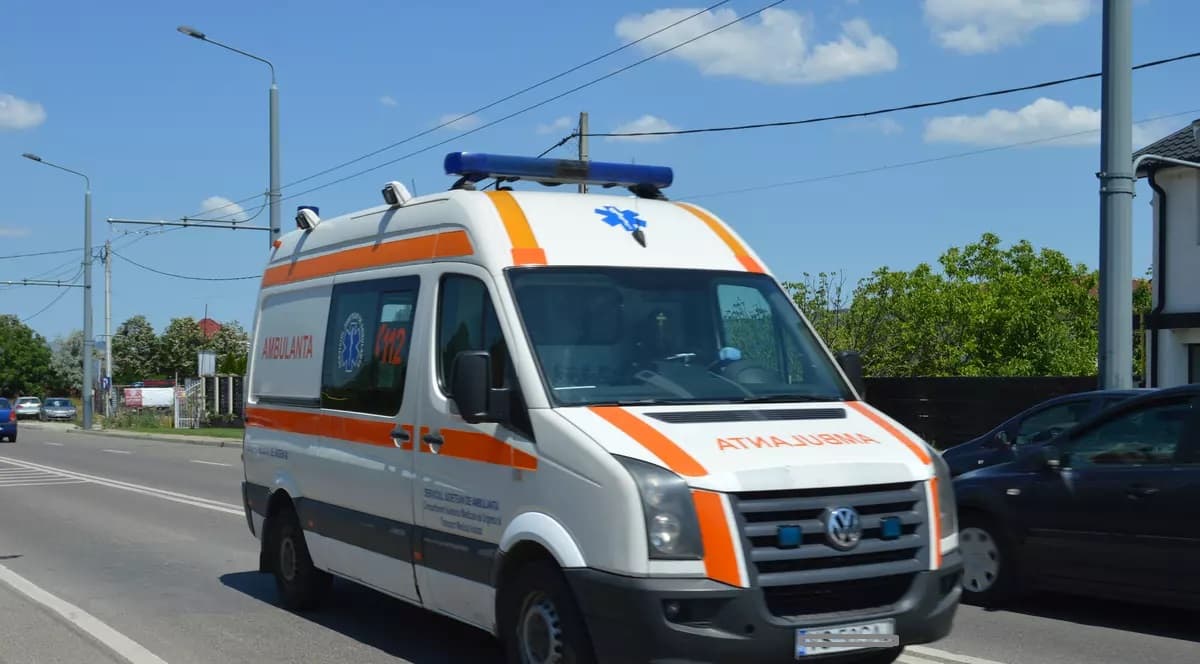 „Ambulanța neagră” revine și face victime. Oamenii au ieșit cu bâte și topoare și au atacat salvarea