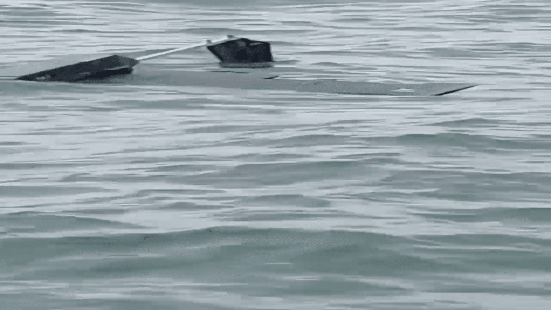Dronă descoperită în mare, la Costinești. SRI și Garda de Coastă au intervenit de urgență. Turiștii au filmat obiectul
