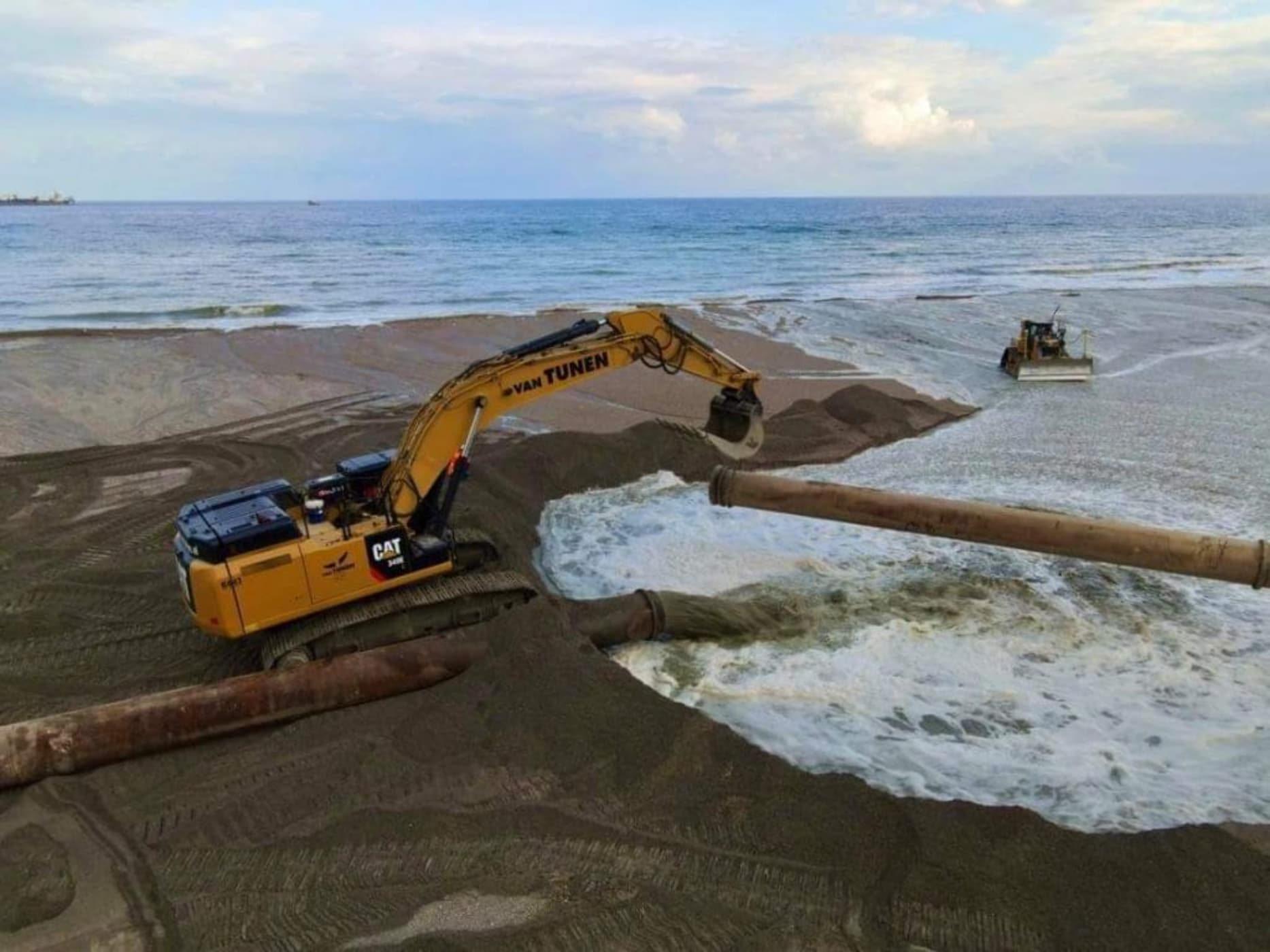 Marea mută nisipul de pe litoral, dar noi nu ne lăsăm. Zone din Mamaia ar fi pierdut zeci de metri de plajă, însă sunt în pregătire alte 80 de hectare în sudul țărmului