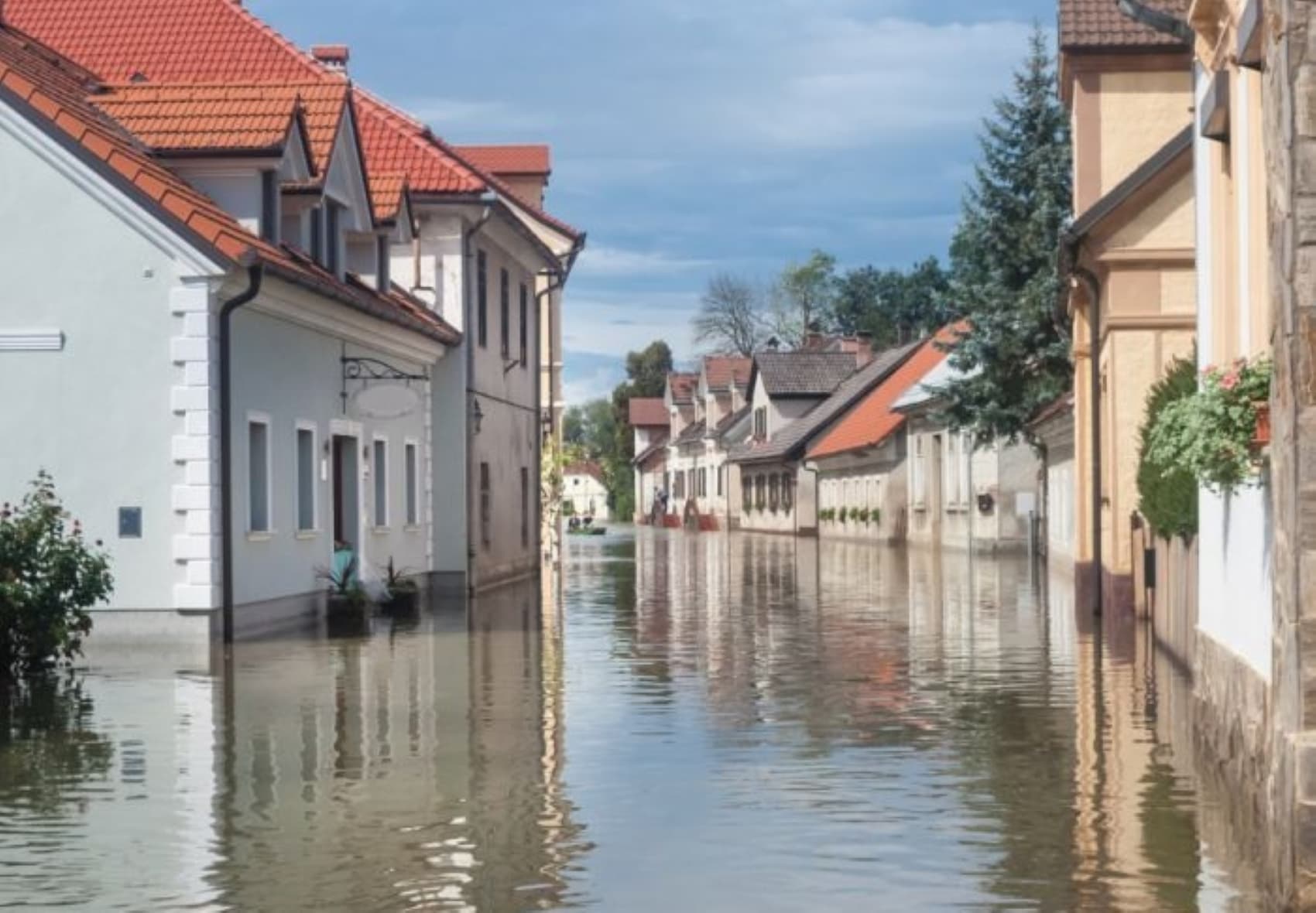 Ce fac românii când un dezastru le distruge casa. Cifrele sunt îngrijorătoare