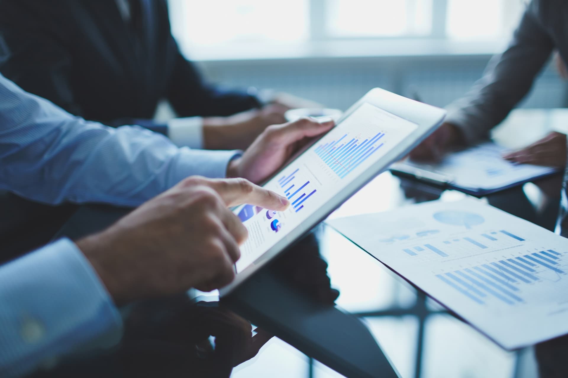 Investitorii români reduc expunerea pe giganții tehnologici. Pariul pe AI, înlocuit cu energie, cipuri și infrastructură