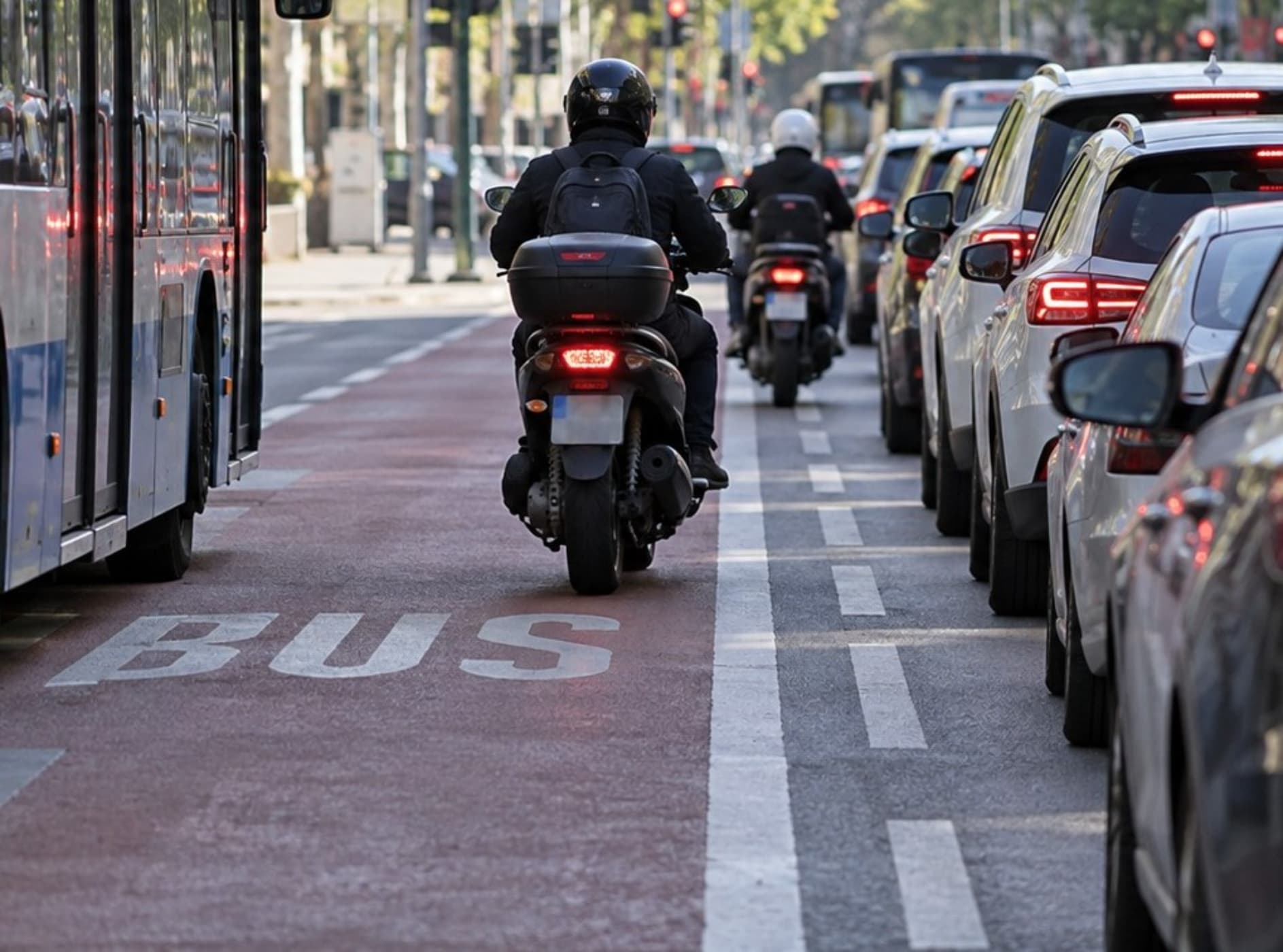 Undă verde pentru motocicliști pe benzile de autobuz! Se schimbă și regula pentru mersul printre coloanele de mașini