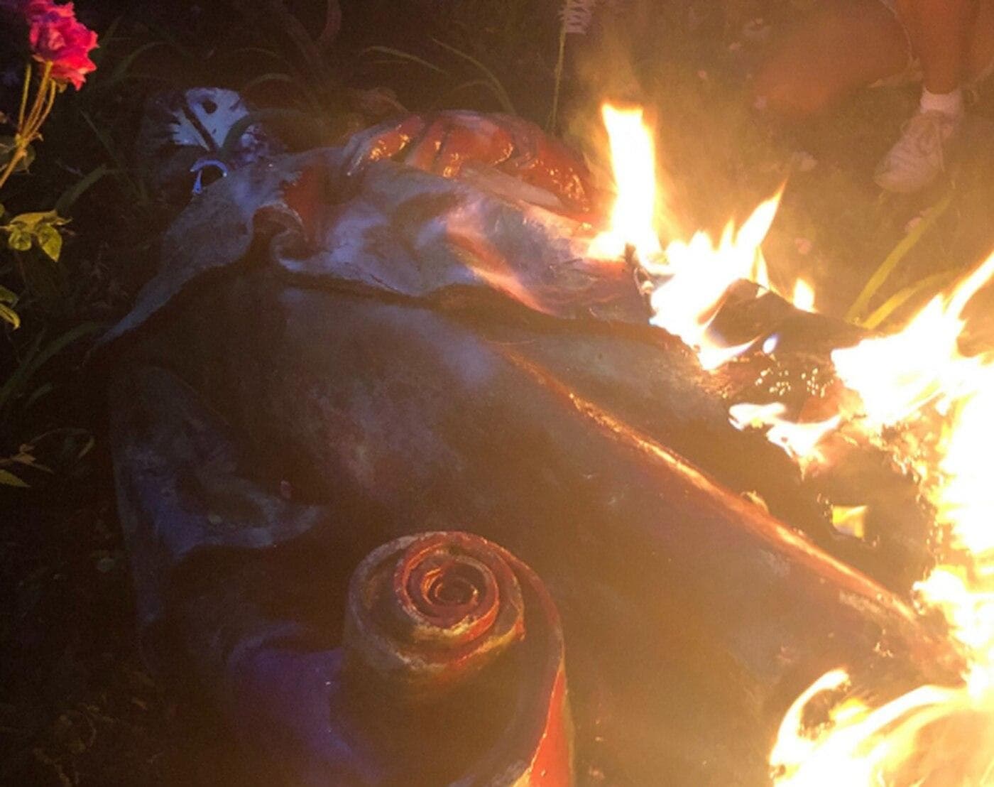 HAOS! Statuia lui Cristofor Columb, descoperitorul Americii, dărâmată, arsă și aruncată în lac