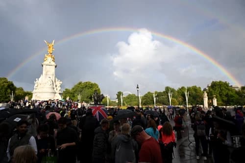 O rază de soare a luminat sicriului Reginei Elisabeta, într-o procesiune în Edinburgh