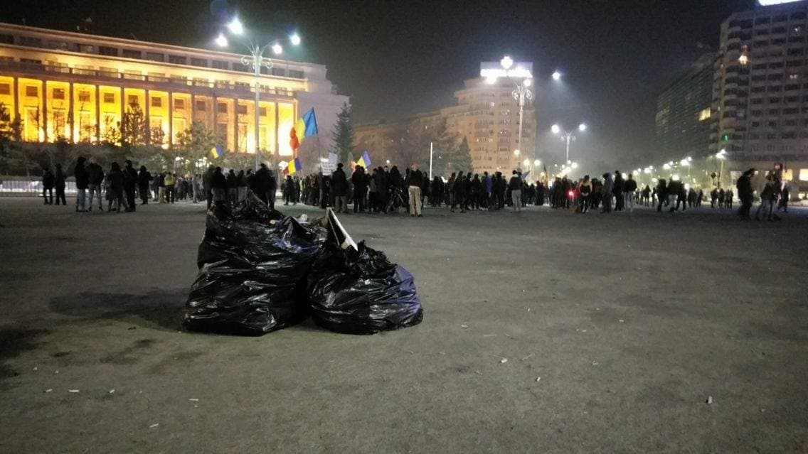 FOTOGALERIE Ce înseamnă civilizația: Piața Victoriei, curată lună dupa proteste
