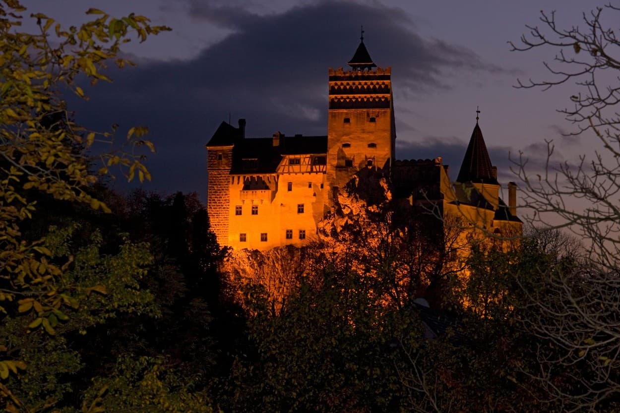 Noi detalii din interiorul petrecerii miliardarilor de la Castelul Bran. Elon Musk a angajat un regizor pentru Dracula’s Experience