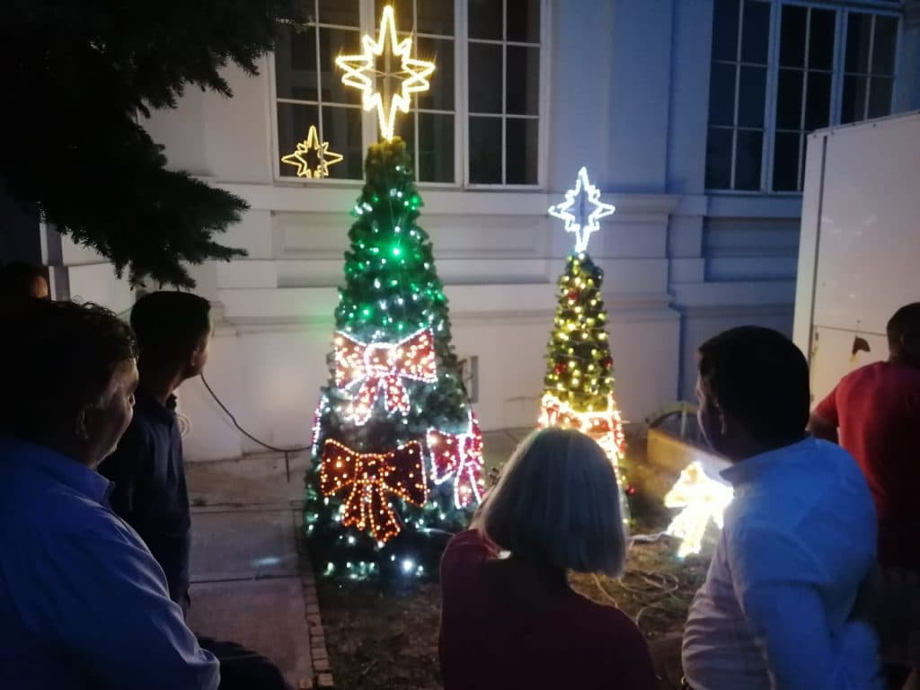 Aradul se pregătește de CRĂCIUN! Primarul compară oferte de brazi în toiul verii