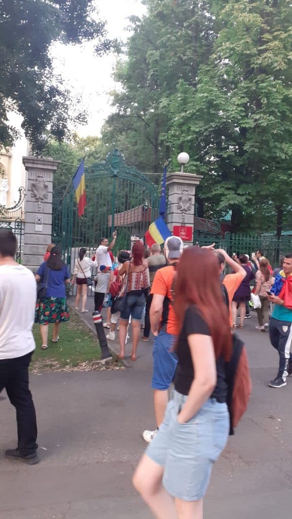 APLAUZE în fața Ambasadei Rusiei! Conspiraționiștii nu se mai feresc