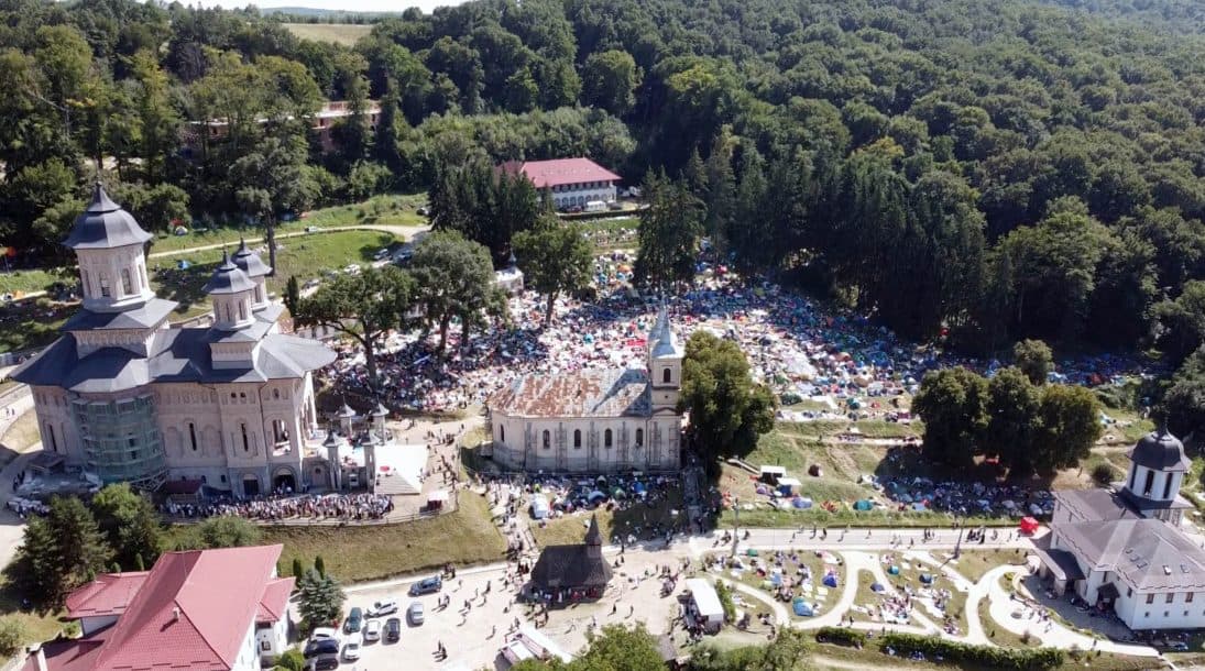 Zeci de mii de pelerini, ca înainte de pandemie, la Mănăstirea Nicula. Nu se poartă mască VIDEO