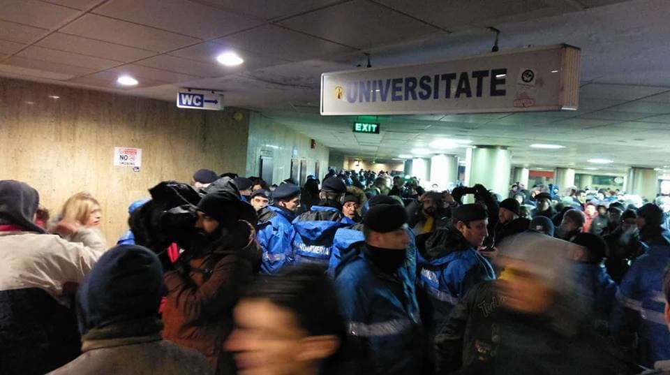 PROTESTE în Capitală: A fost ocupată Piața Universității