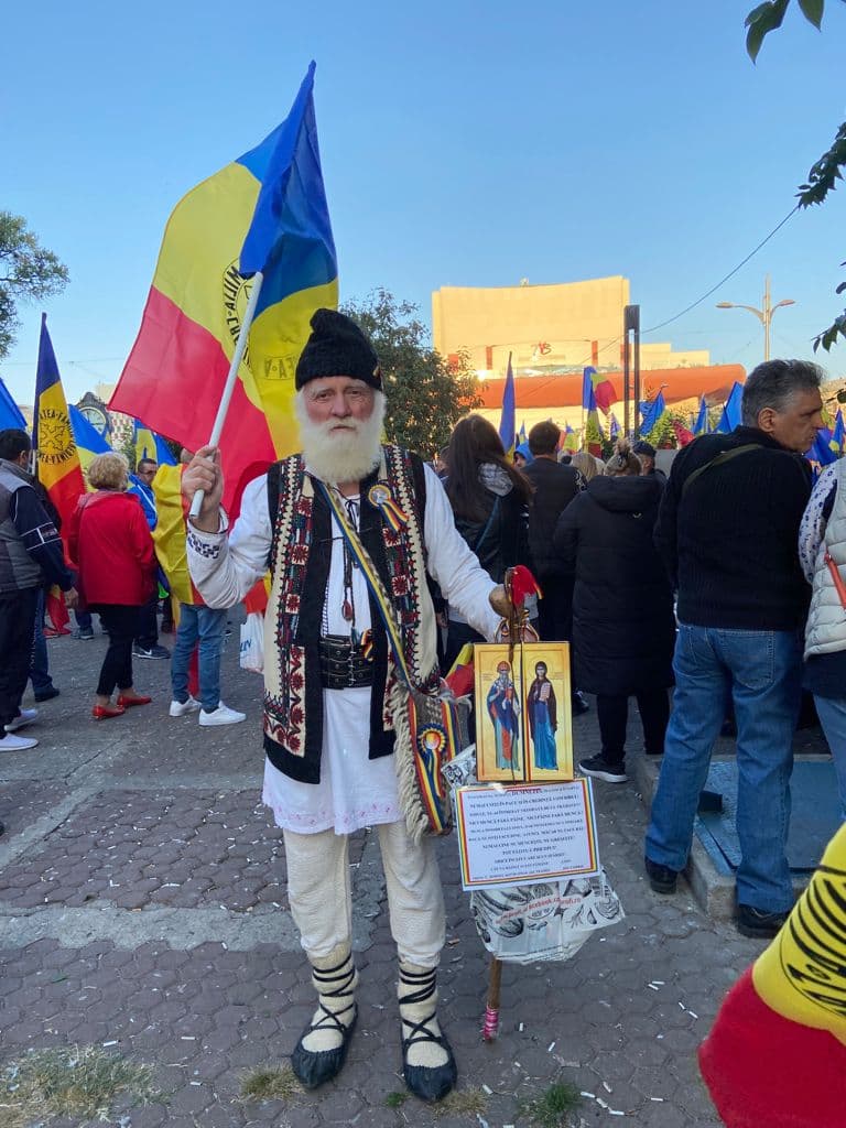 Mii de persoane protestează în Piața Victoriei și în Piața Universității! Șoșoacă și Simion, în fruntea manifestațiilor