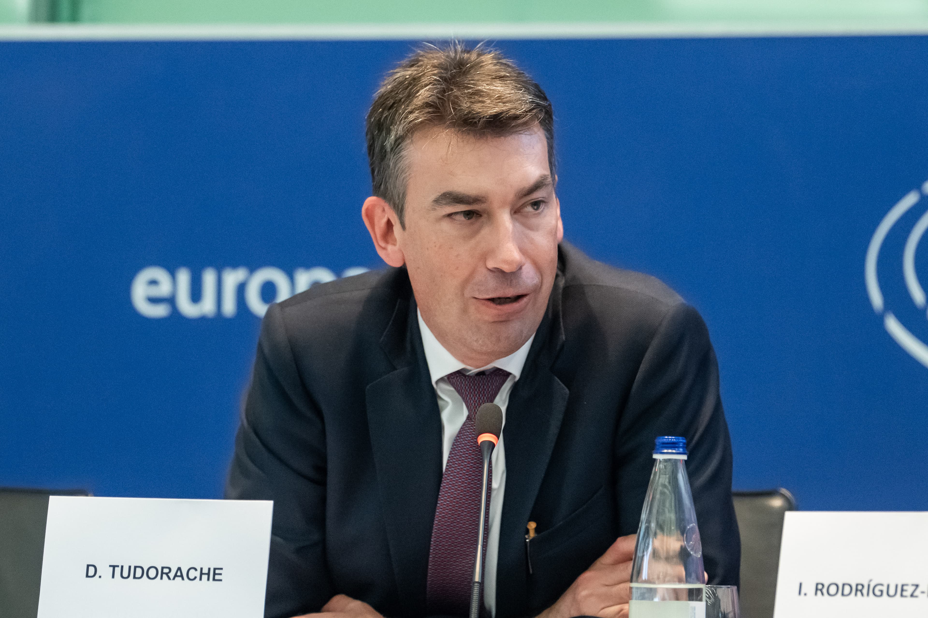 Dragoș Tudorache le spune tinerilor că inteligența artificială trebuie privită cu optimism, dar și cu reguli clare