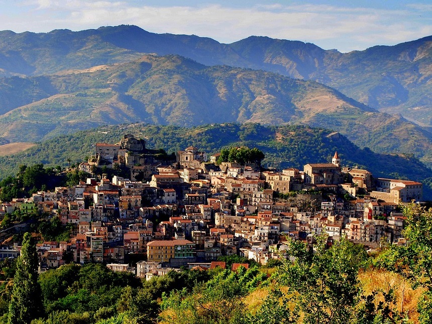 900 de case scoase la vânzare la preţuri pornind de la 1 euro într-un orășel din Italia