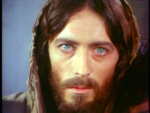 Actorul ce l-a jucat pe Isus din Nazaret, Robert Powell s-a schimbat total/ FOTO! Iubește gadgeturile și berea
