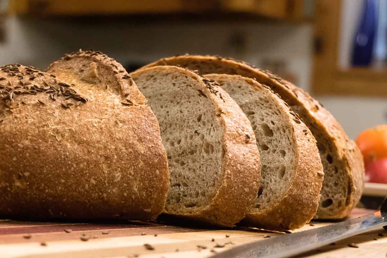 Cum să păstrezi pâinea proaspătă mai mult timp. Trucul care te scapă de mucegai