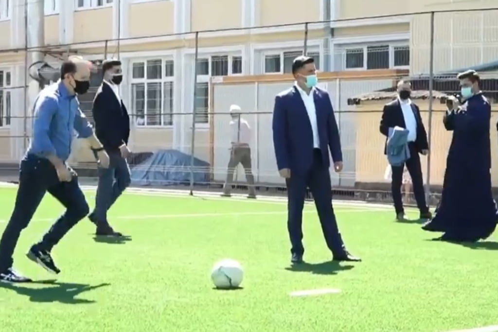 CÎȚU a lovit mingea în curtea școlii! VIDEO
