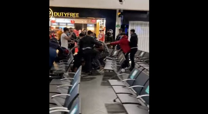 VIDEO Bătaie cruntă între romi pe Aeroportul din Londra. Polițiștii abia au reușit să-i oprească